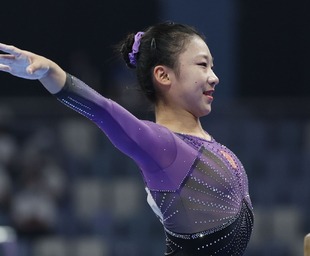 一套动作丝滑流畅 杰明接球后翻身后仰一气呵成